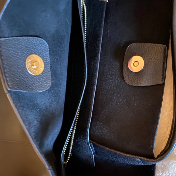 SALE! 🔴 Brand New! Vegan Leather Tote - Picture 5 of 10